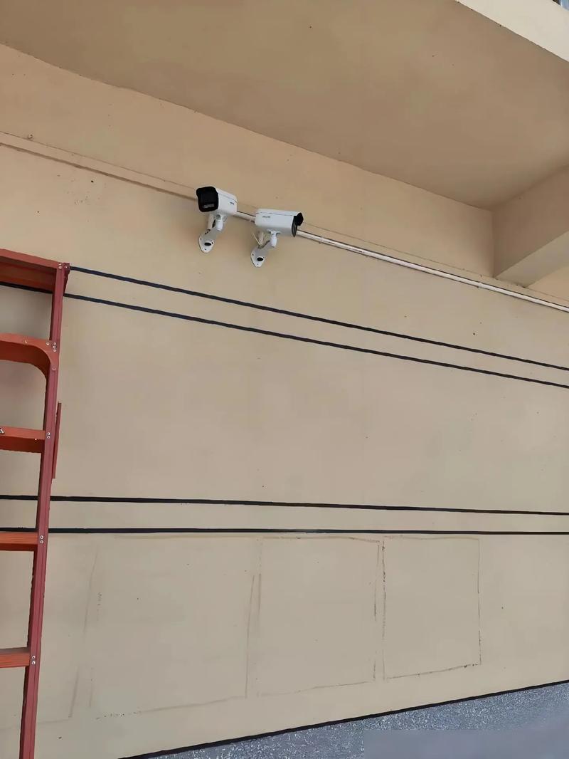 施工现场实拍 门安装宽动态超清监控与360度旋转摄像头，实现全方位监控覆盖